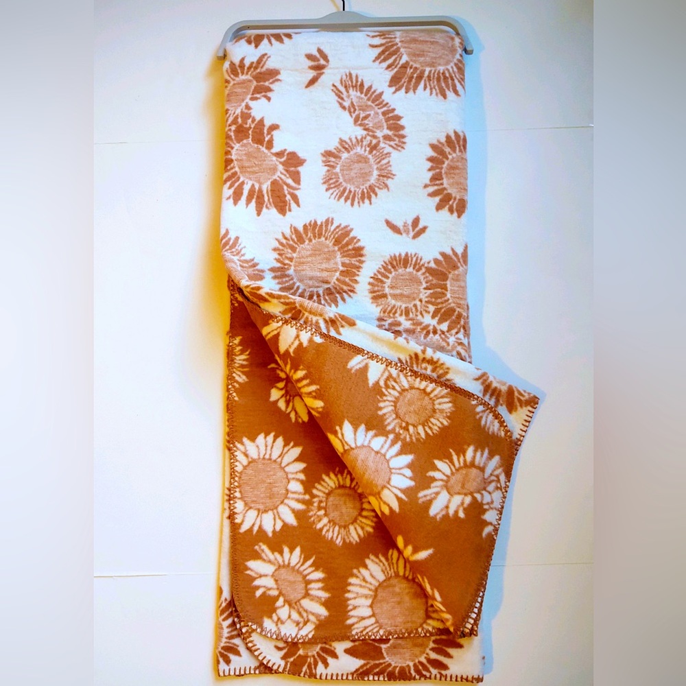 🎁Docofil White Throw Blanket - Reversible Sunflowers
